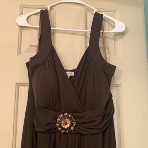 Short sleeveless brown dress